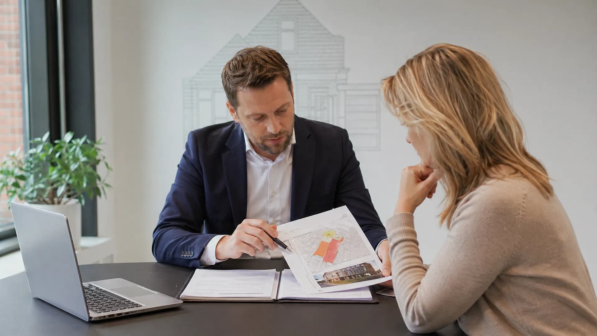 Hypotheekadviseur bekijkt funderingsrisico in taxatierapport
