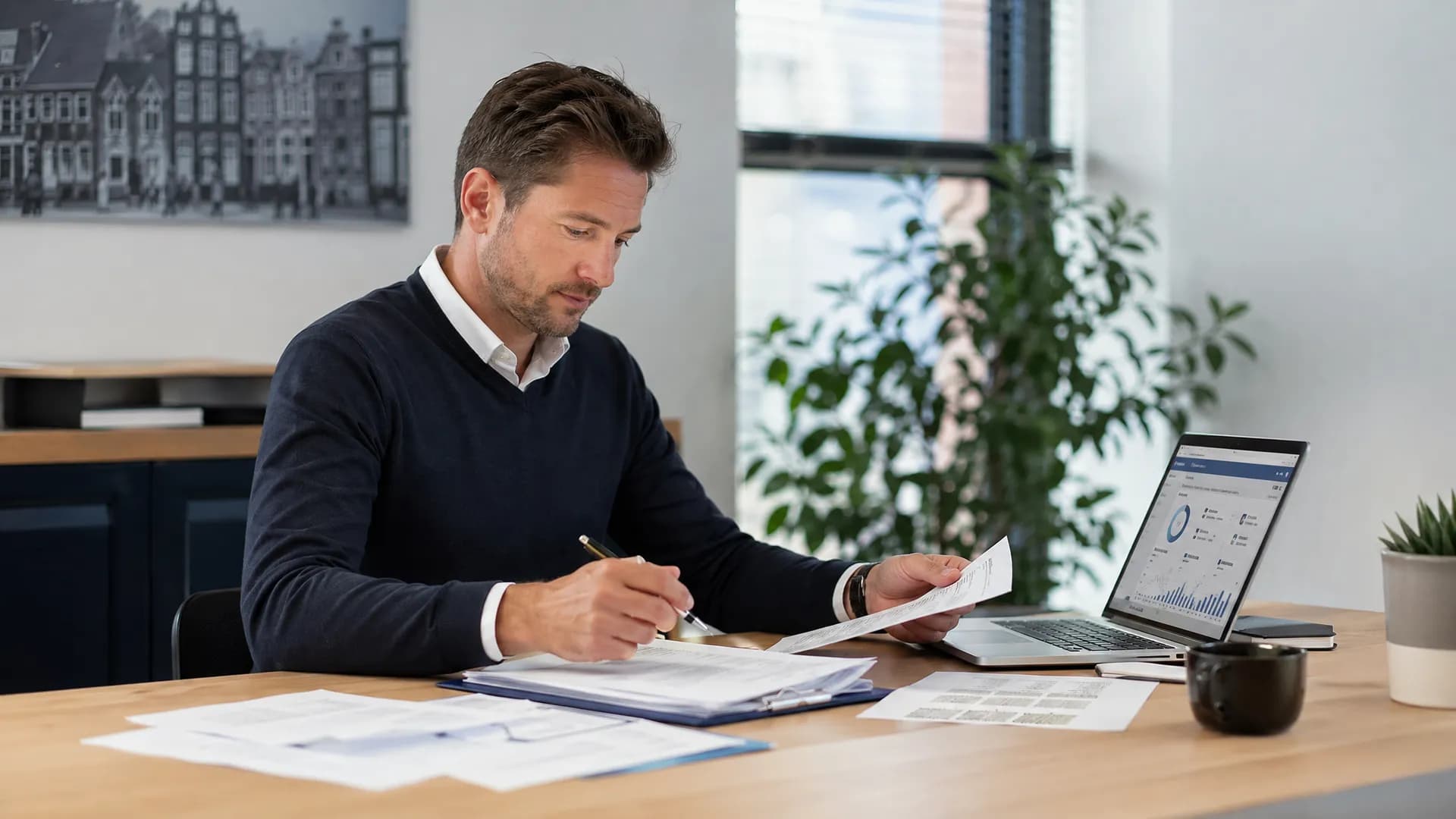 Hypotheekadviseur bekijkt dossierdata en CRM naast brondocumenten