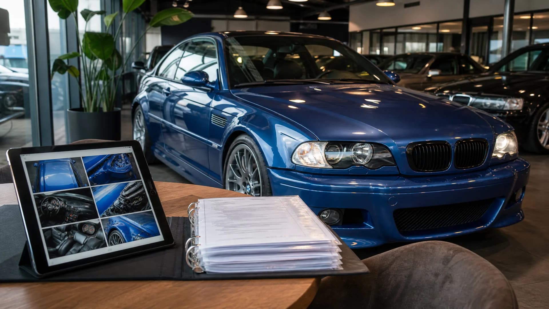 Sportieve youngtimer in showroom met onderhoudsdossier en inspectiedetails