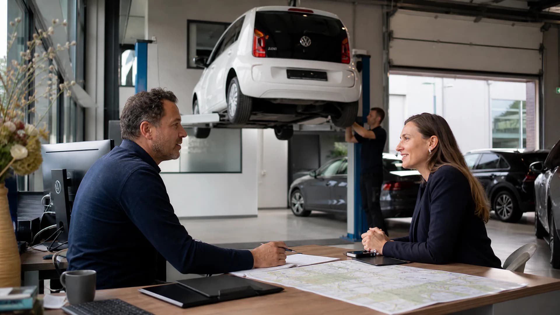 Occasiondealer plant controle en aflevering van een elektrische stadsauto op klantvraag