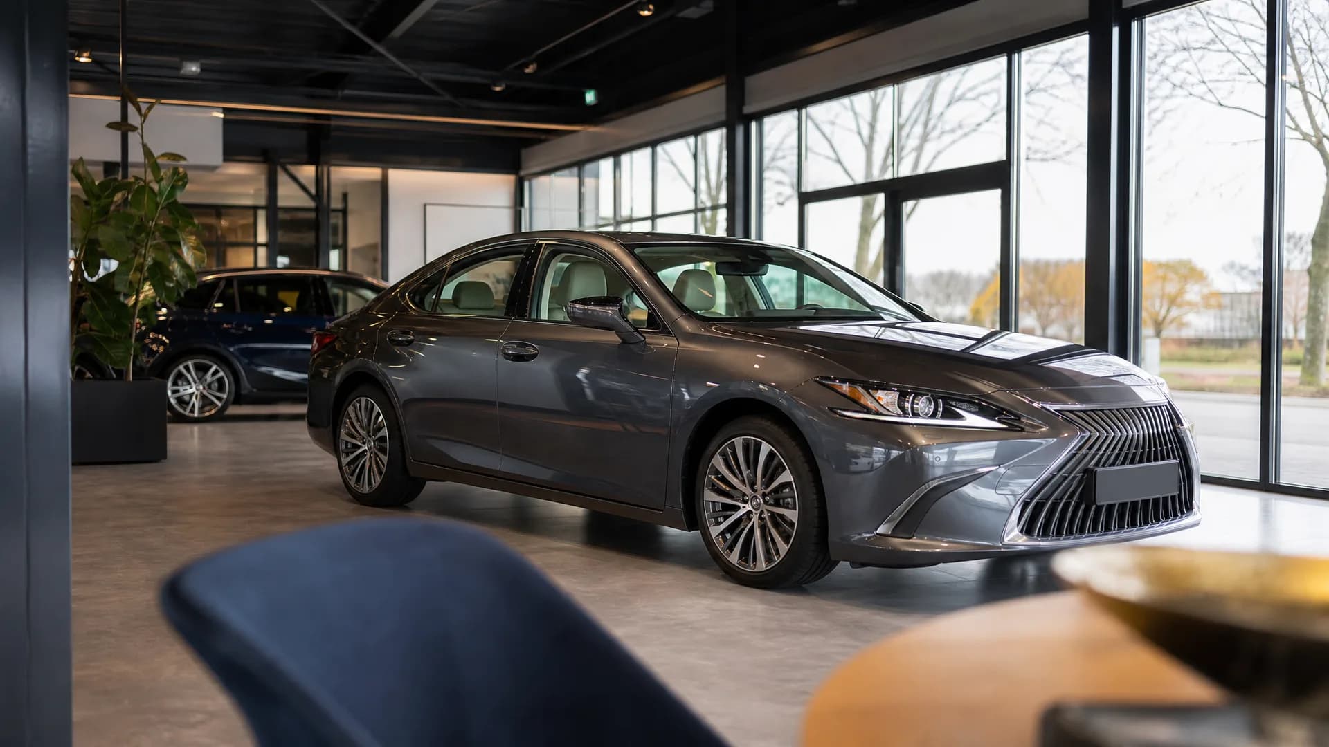 Premium sedan in een Nederlandse occasiondealer-showroom als rustig alternatief in het hogere segment