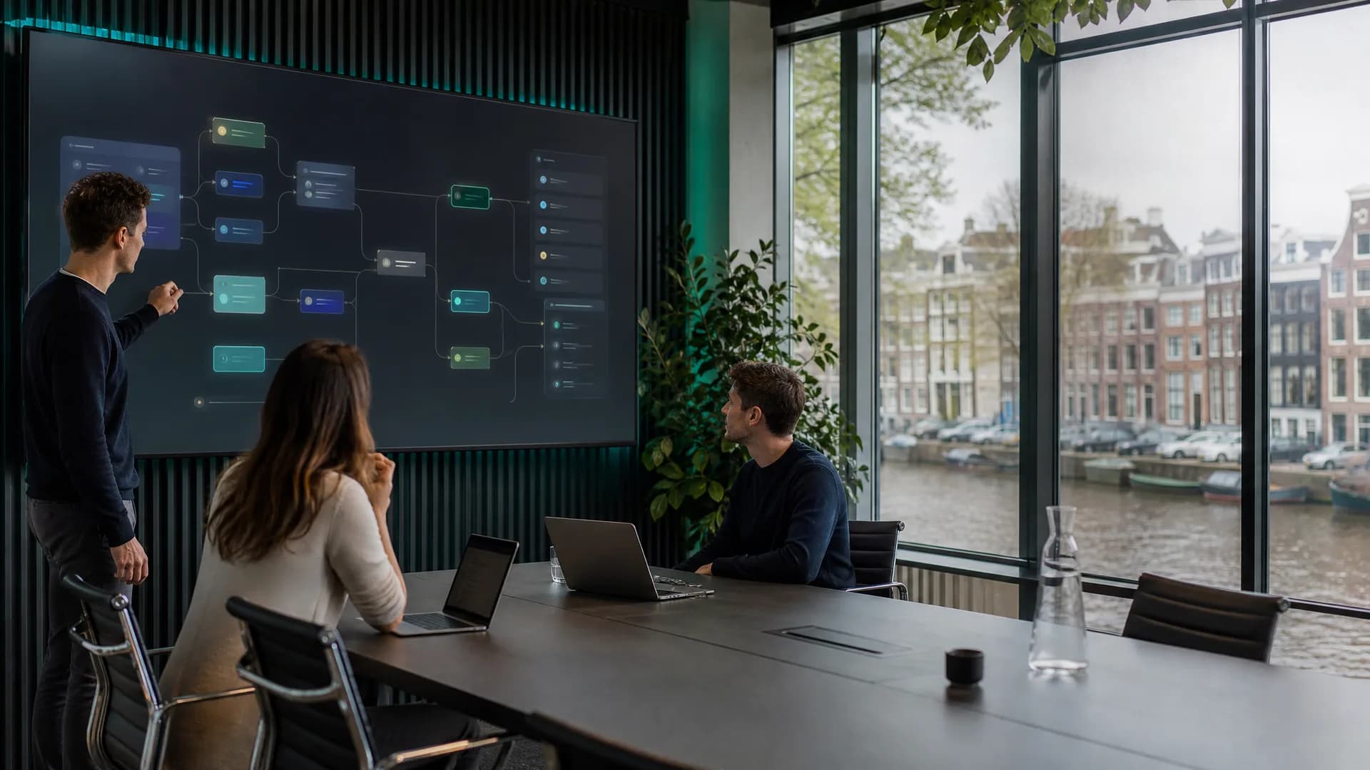 Team bekijkt AI-workflow en modelrouting op scherm in Nederlands kantoor.