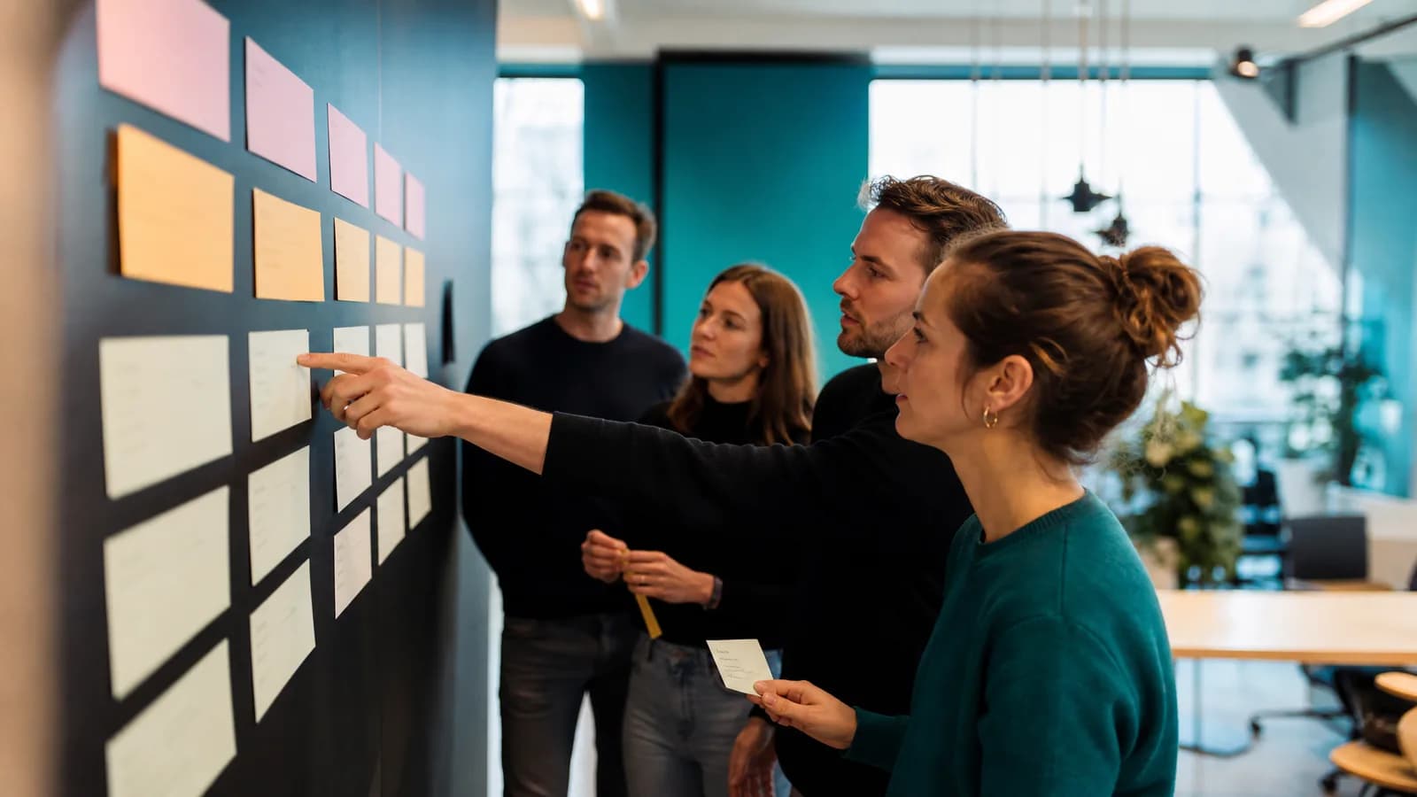 Team sorteert AI-taken naar complexiteit in kantoor.